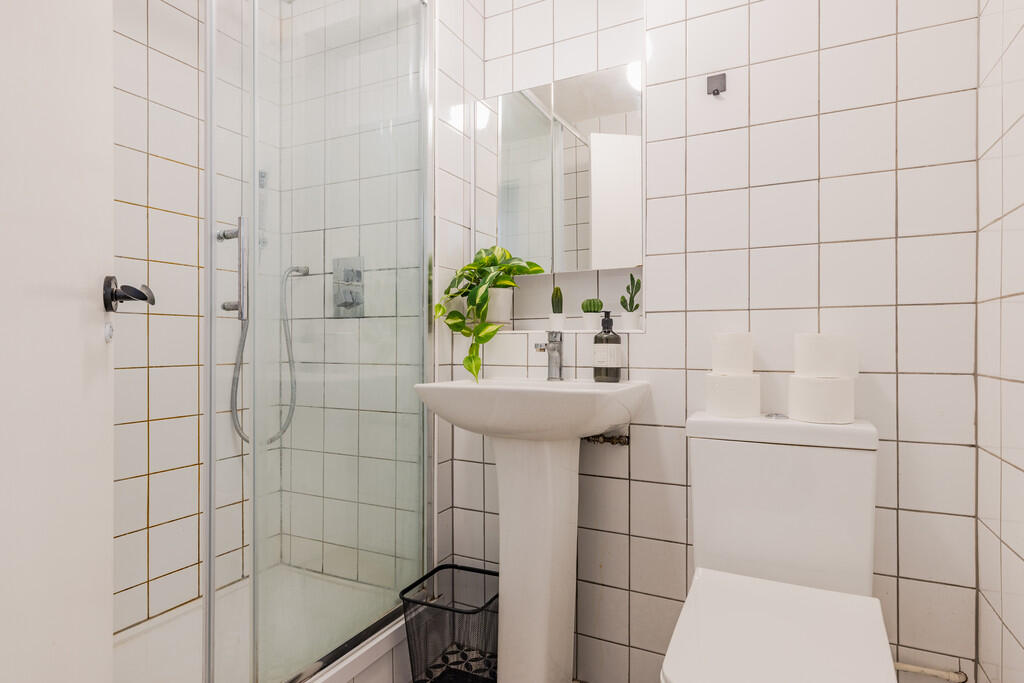 81H Odhams Walk- ...