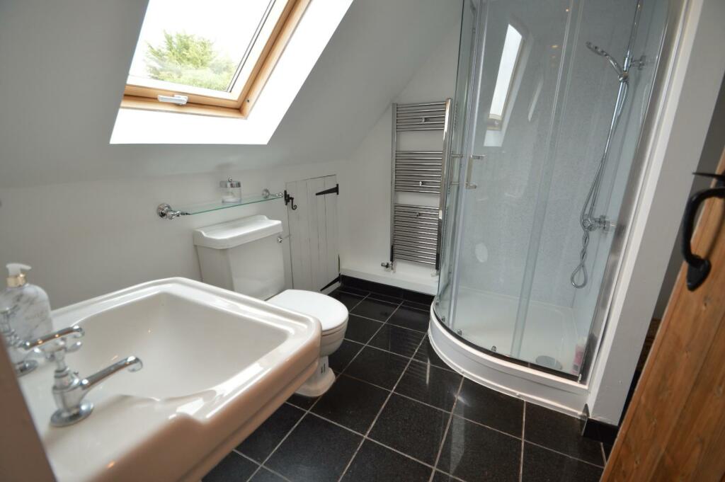 Duckdown ensuite bathroom to bedroom three.JPG