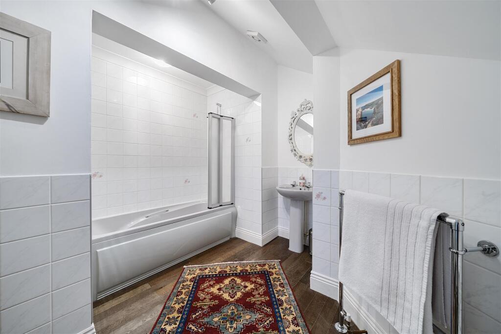 Bathroom (second floor)