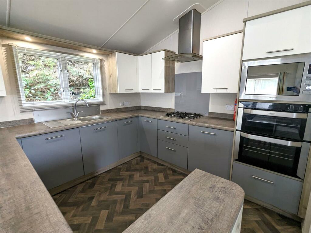 Kitchen 1.jpg