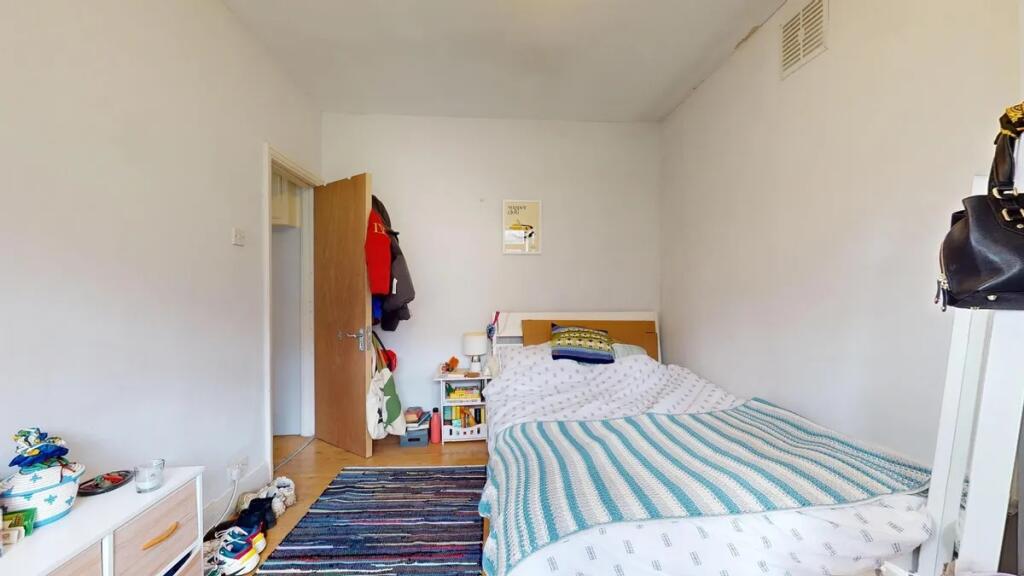 A cozy double bedroom featuring a comfortable b...