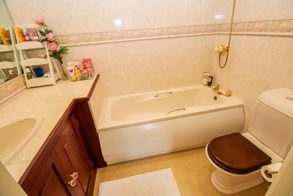 EN SUITE BATHROOM/W.C.