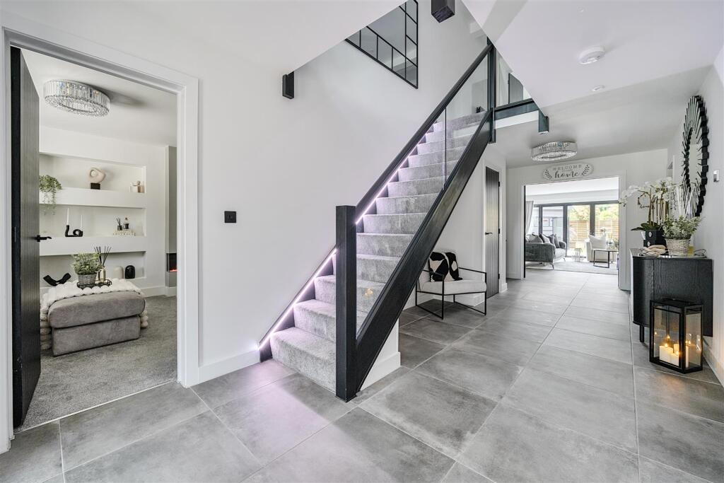 1295676-24-682dfaacc158f-ARW .jpg