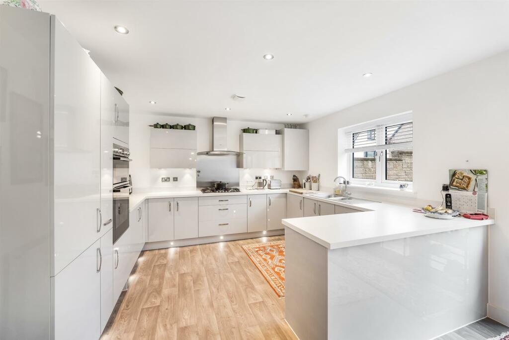 Kitchen 1.jpg