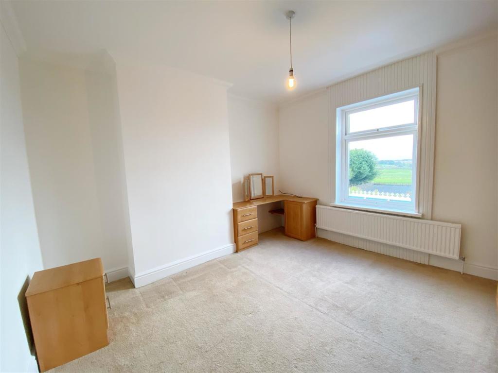 Bedroom 1 pic 1.jpg