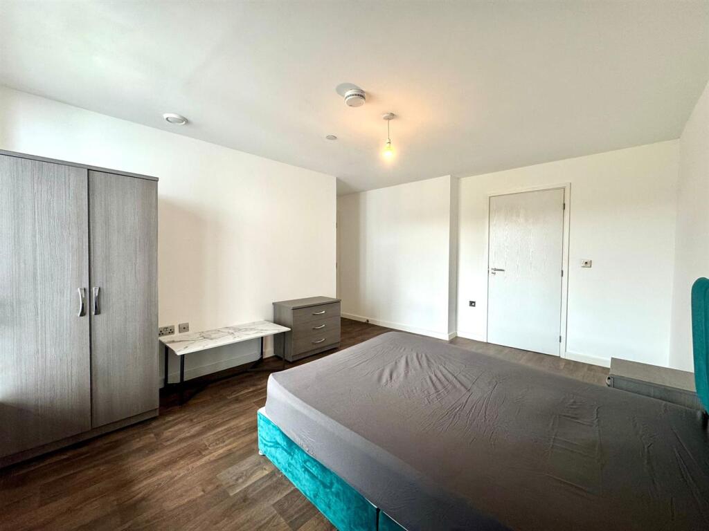 Main bedroom pic 3.jpeg