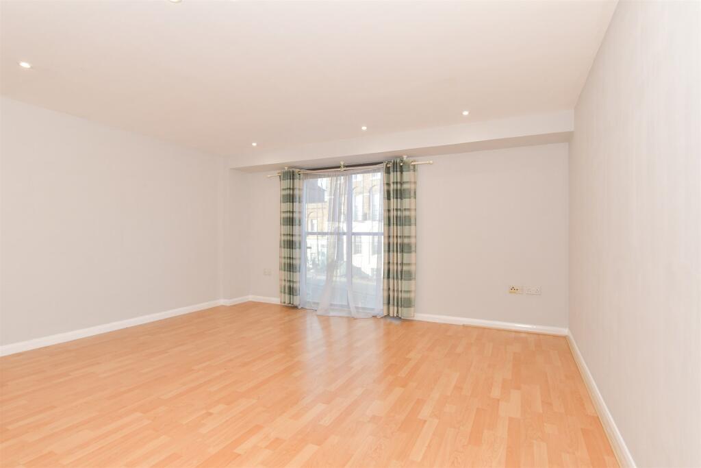 Lounge/Dining Area