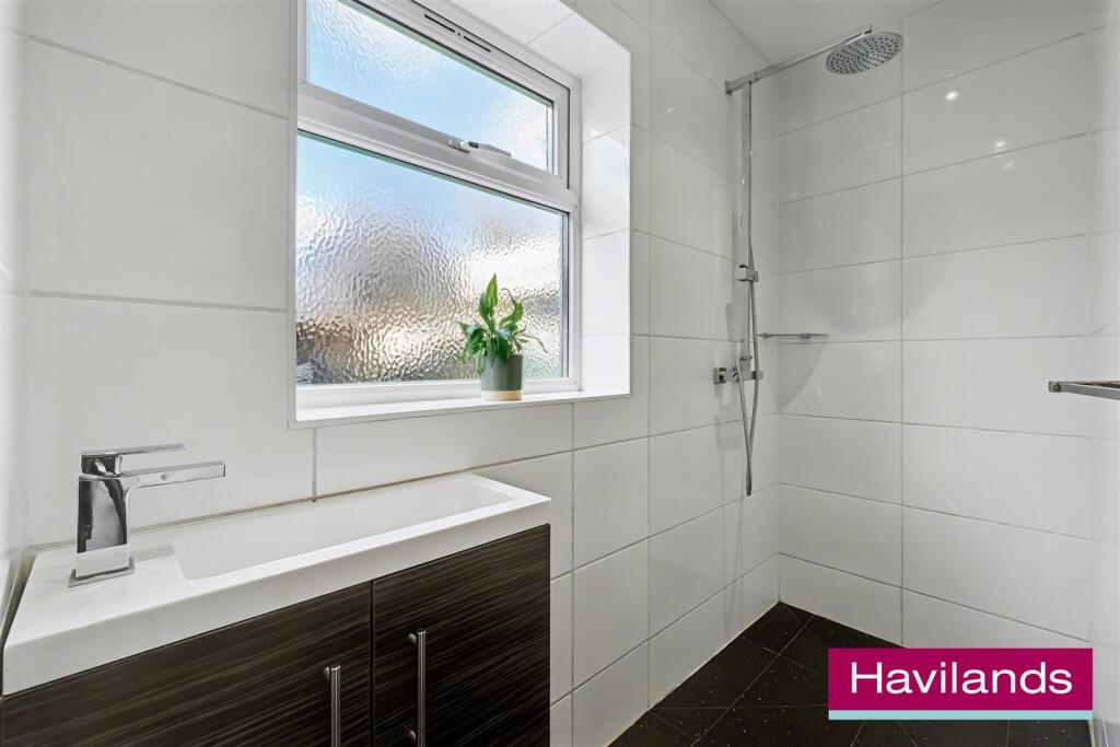 Wolves Lane N13 6DR-4.jpg