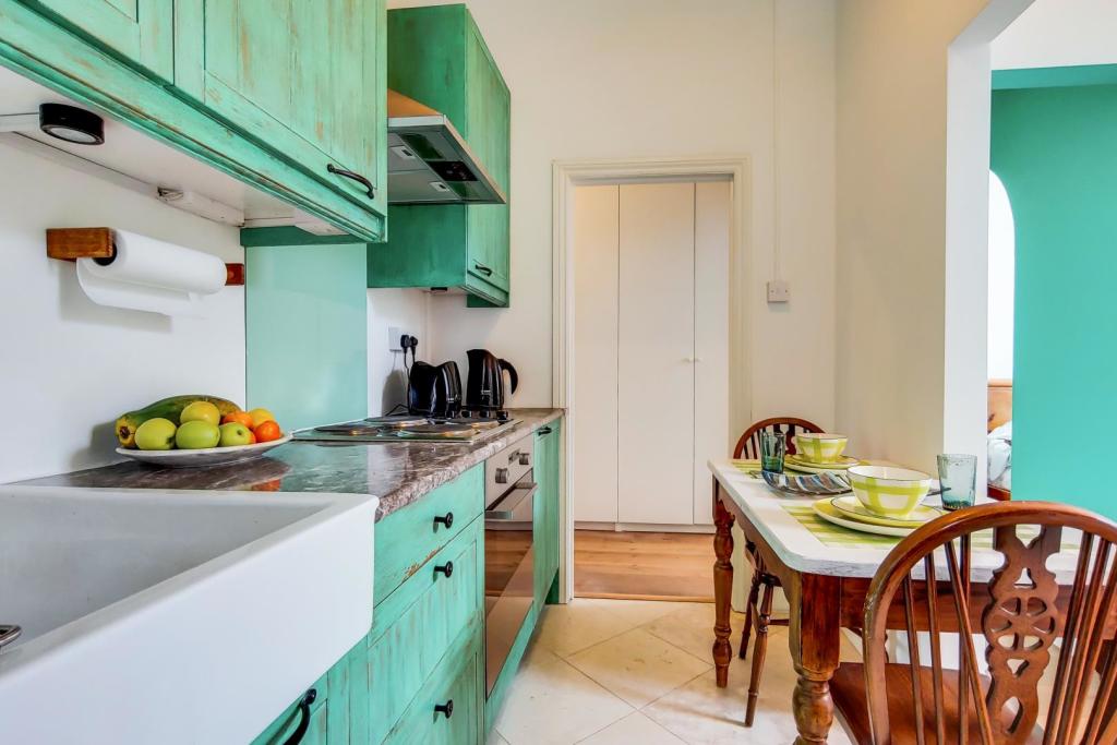2_Kitchen-1.jpg