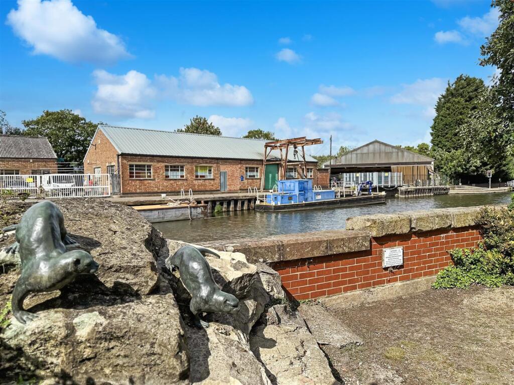 Delightful Riverside Setting 689