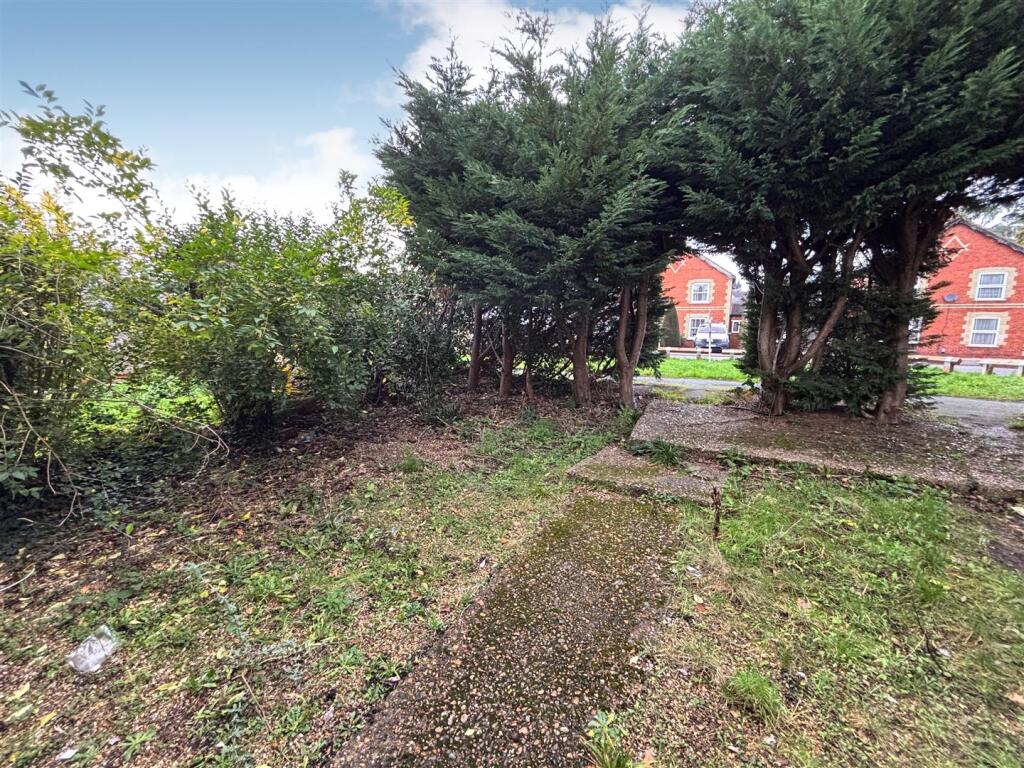 FRONT GARDEN
