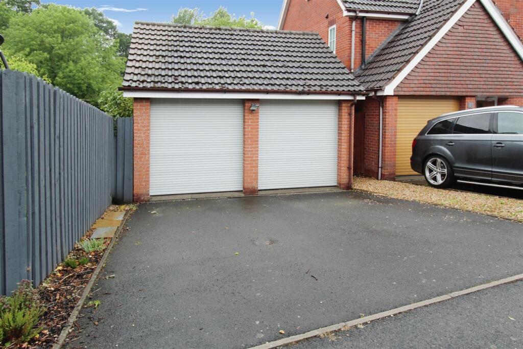Double garage .jpg