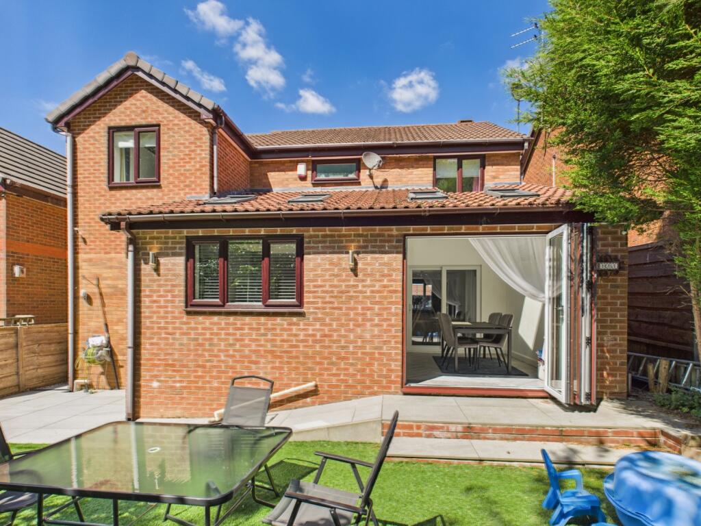 CAM03729G0-PR0090-STILL044