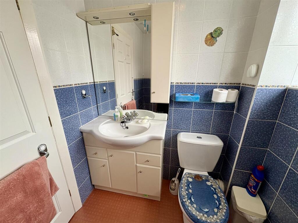 Bramleys Estate Agents - Round Hill - Holmfield (9
