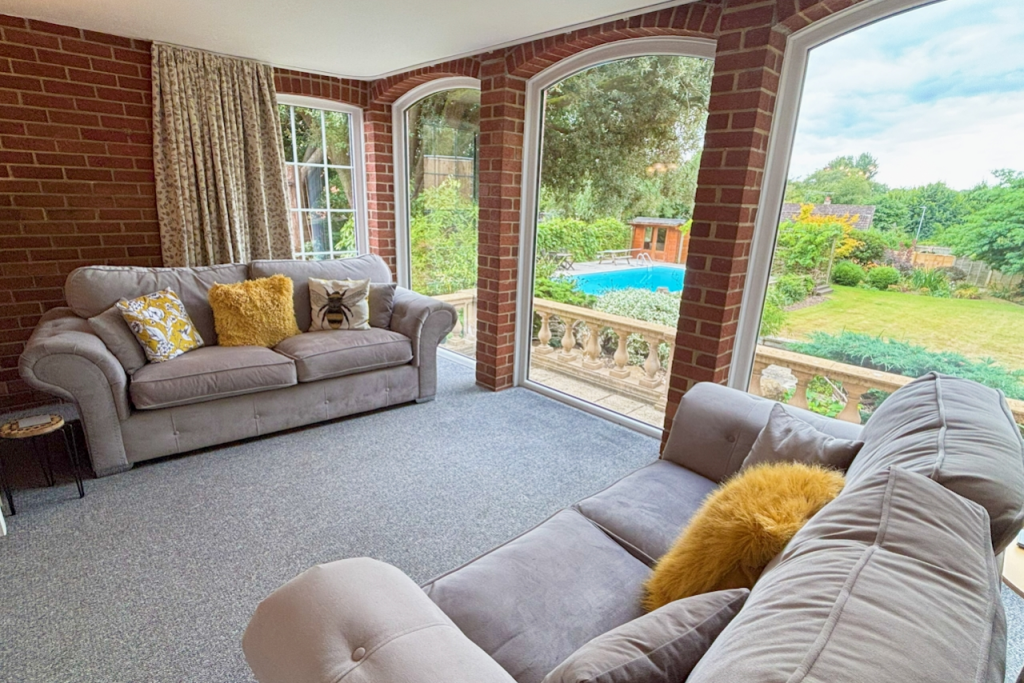 Garden room to pool