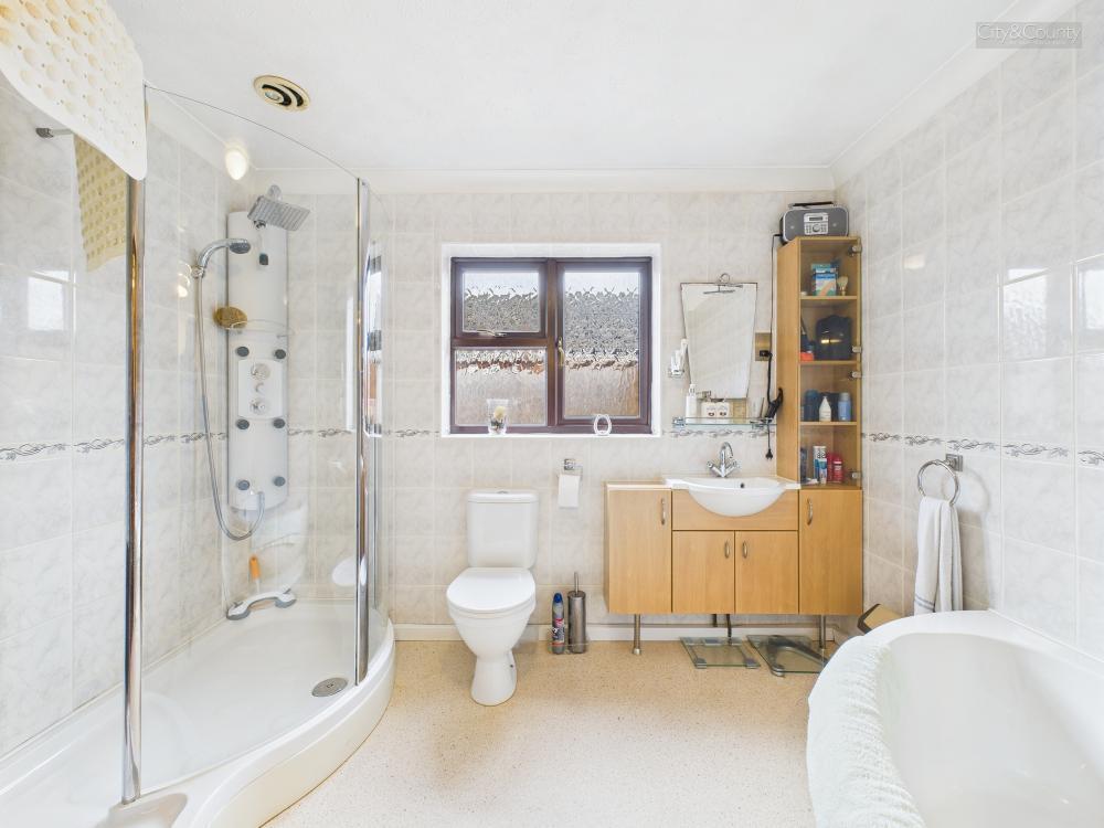 En-Suite To Master Bedroom