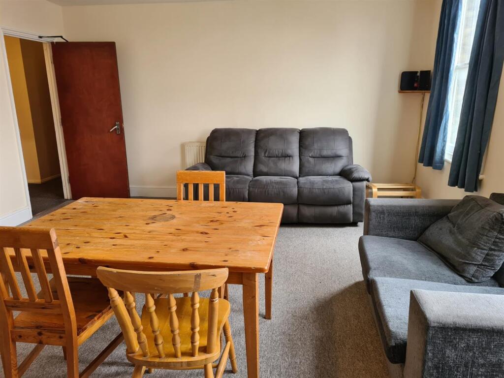 Living Room - 58b Mill Road.jpg