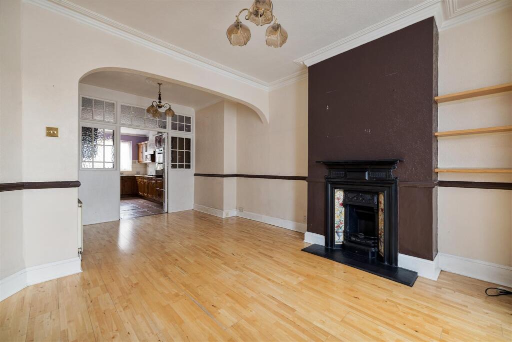 Selwyn Avenue, E4