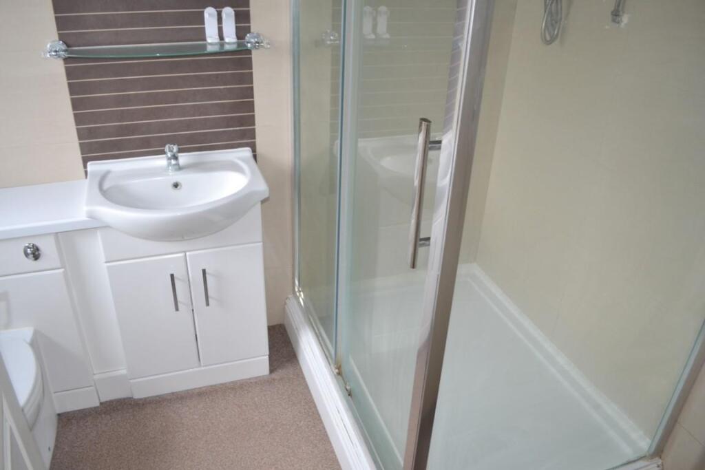 En suite (Medium).JPG