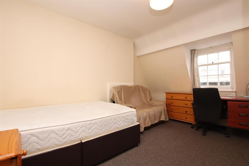 Bedroom two (2).JPG