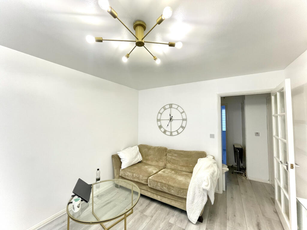 A Spacious One Bedroom Ground Floor Flat in the h