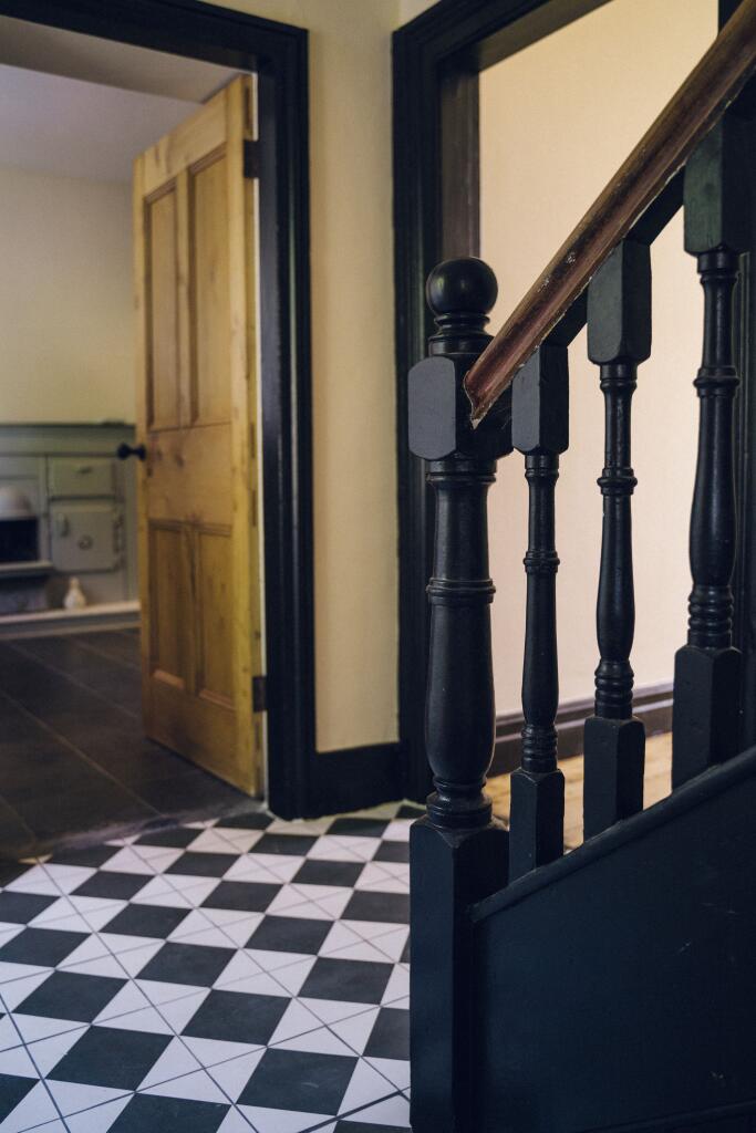 Cyntedd a Grisiau / Entrance and Stairwell