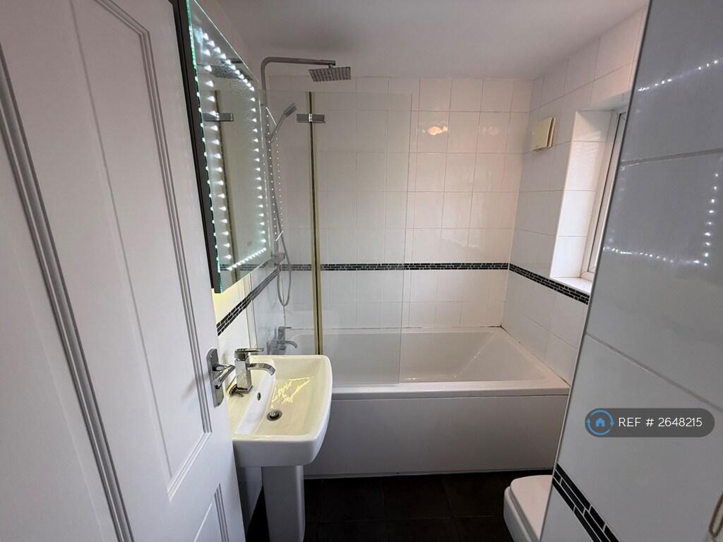 Upstairs Bathroom 