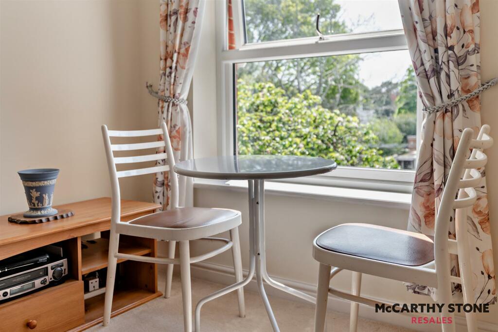 8596840-interior01-800.JPG