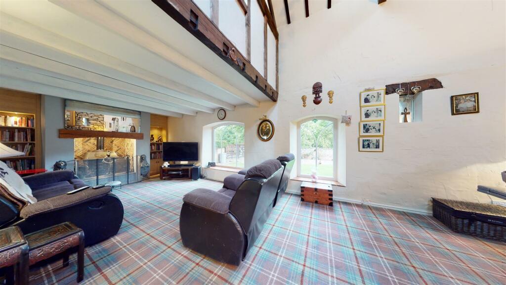 LOUNGE / DINING ROOM