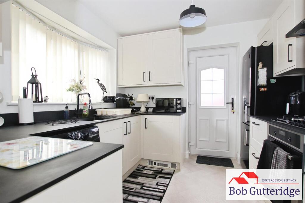 FITTED KITCHEN