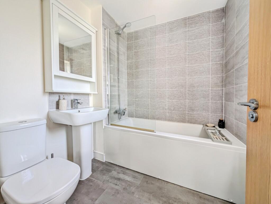 pbox-bathroom-328265.jpg