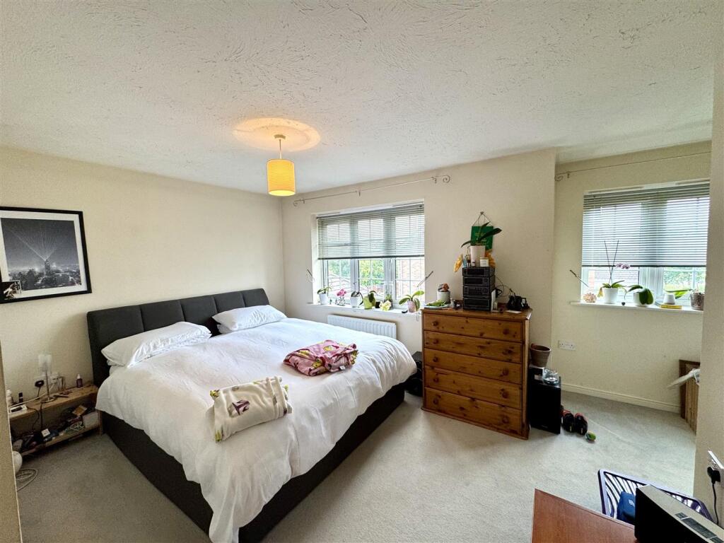 PRINCIPAL BEDROOM