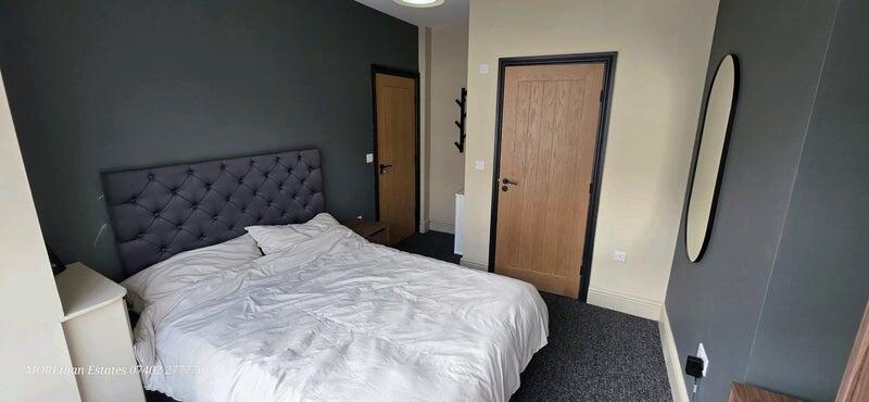 A cozy double bedroom featuring a comfortable d...