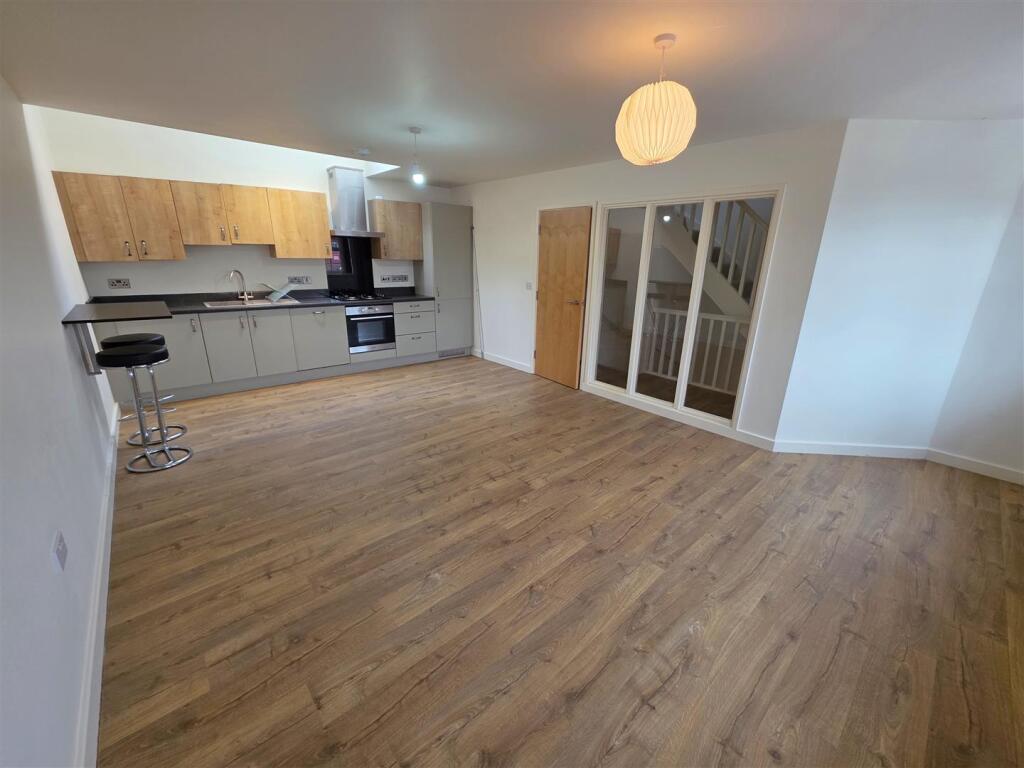 KITCHEN LOUNGE DINER