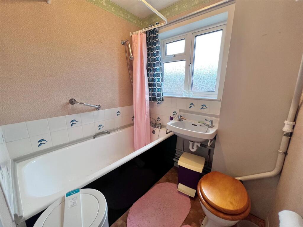 Bathroom 1.jpg