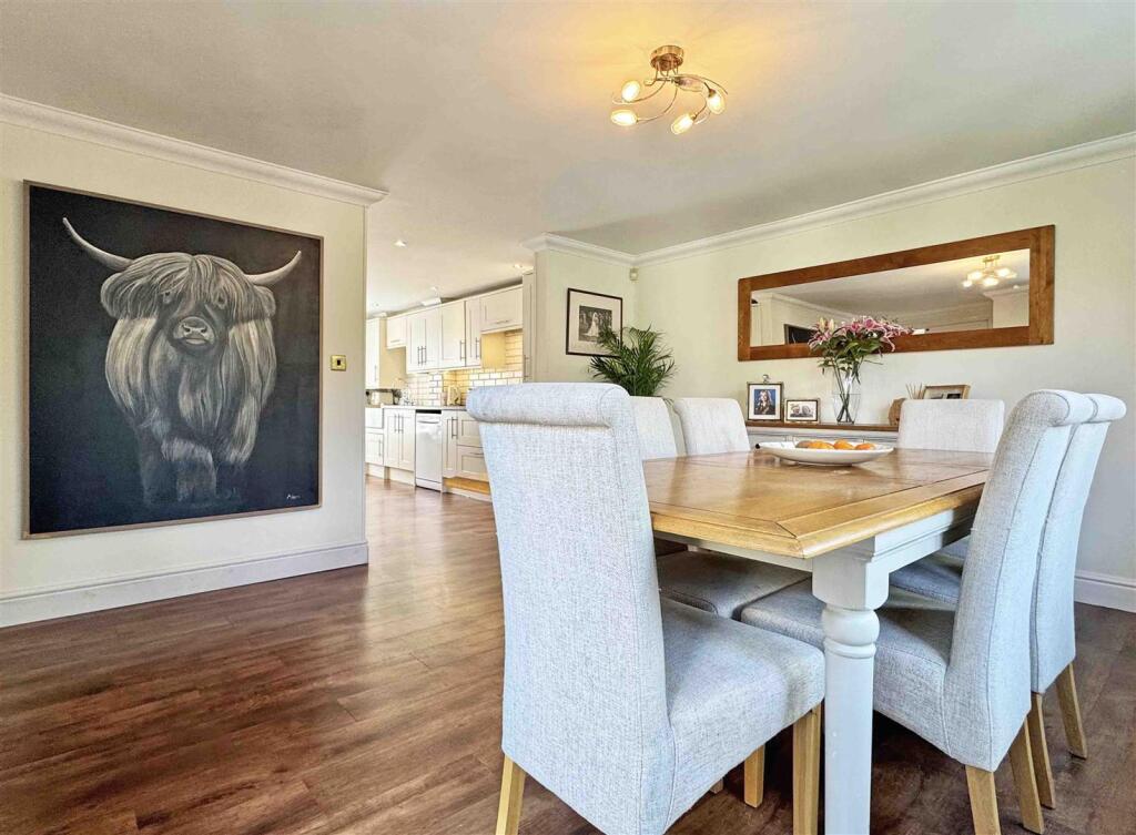 Dining Room b.jpg