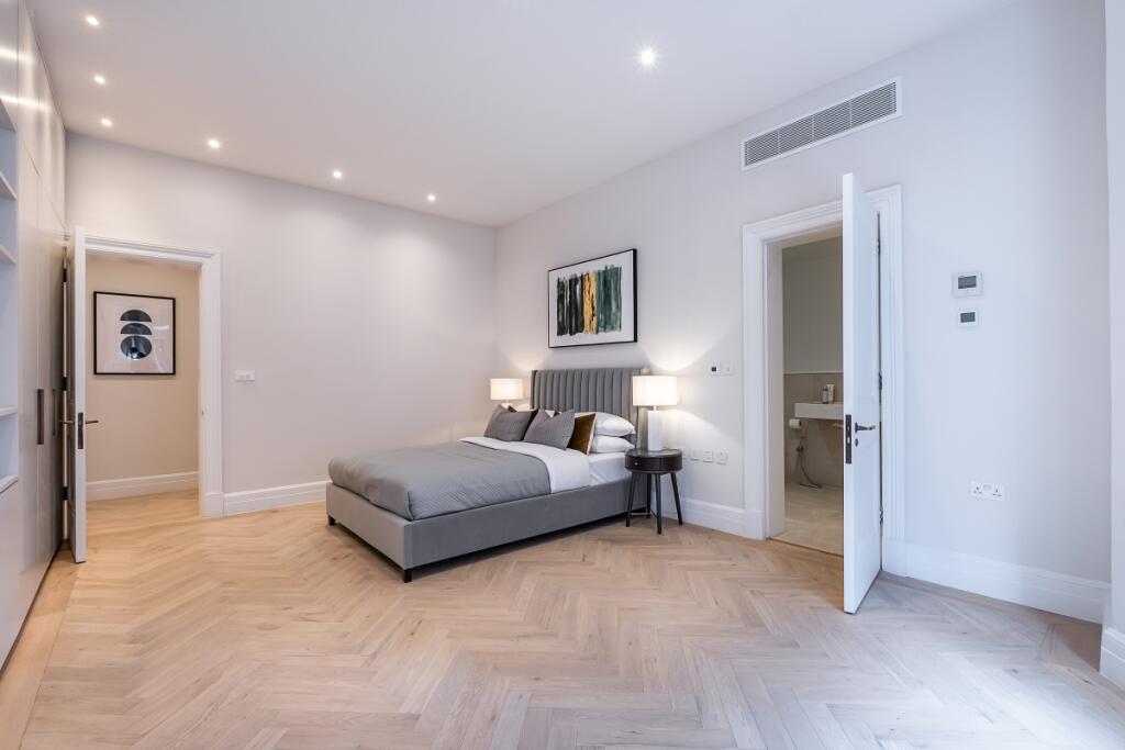 Principal bedroom 