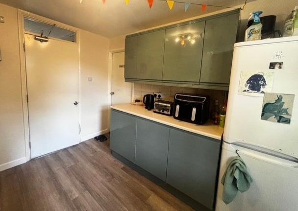 16 Howard Kitchen.JPG