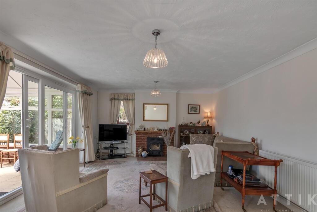 57 Holton Road Halesworth IP19 8HQ (21).jpg