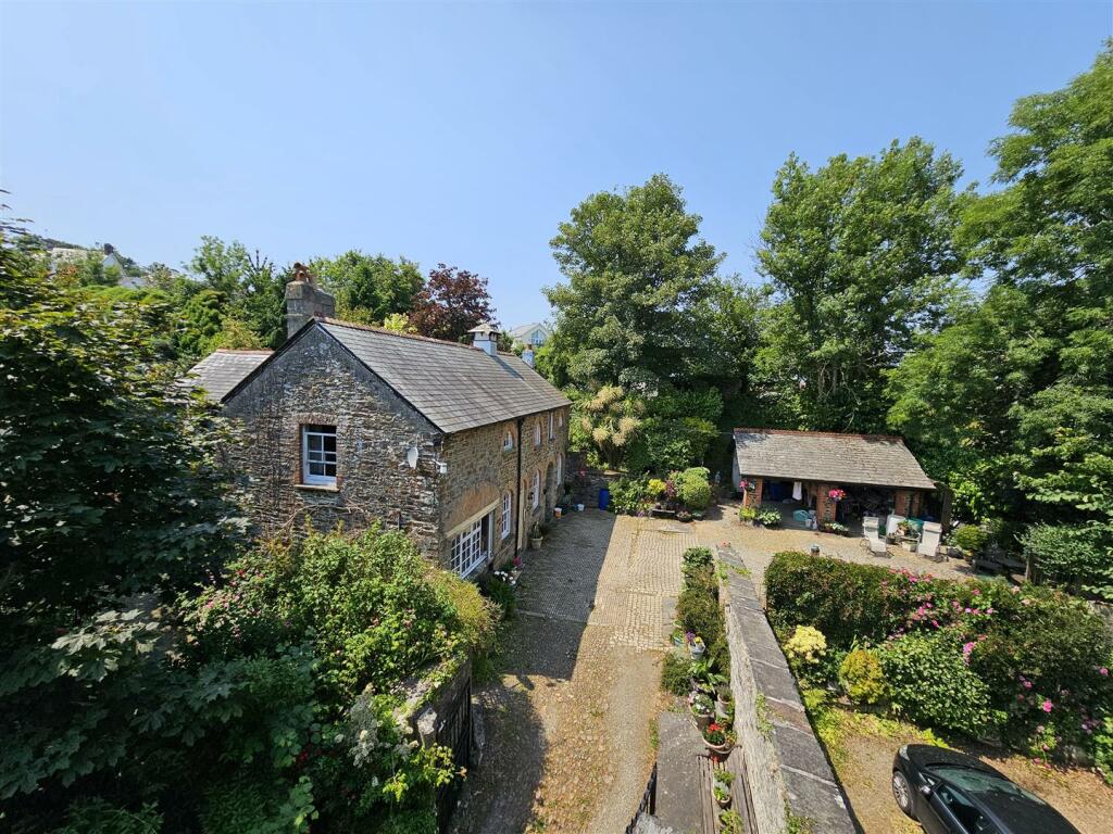 Front Aspect &amp; Driveway