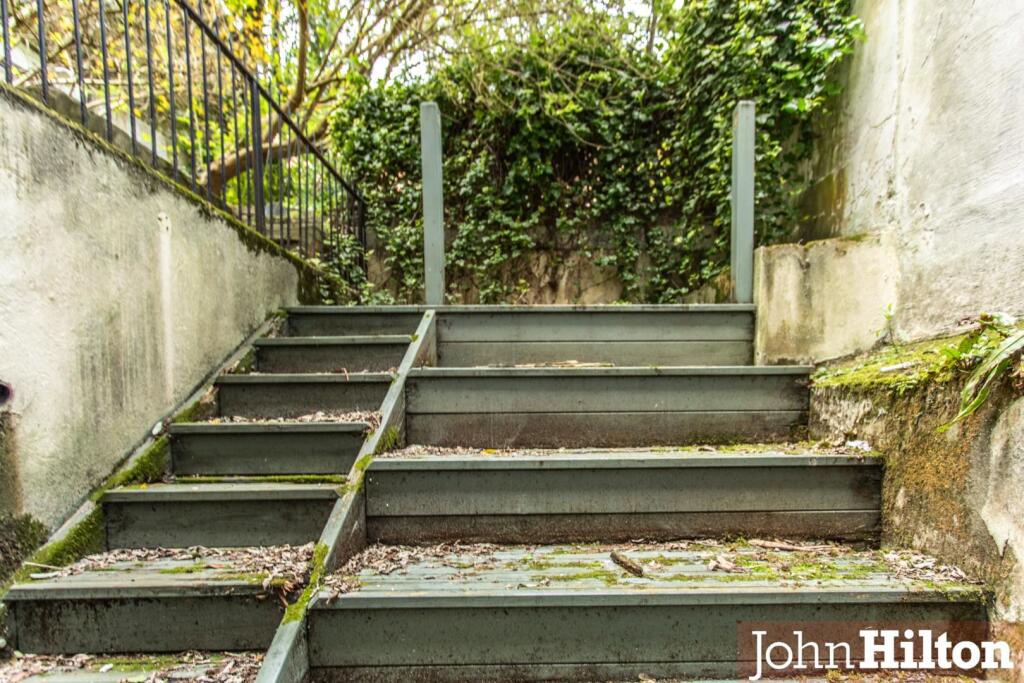 Roundhill Crescent-38.jpg