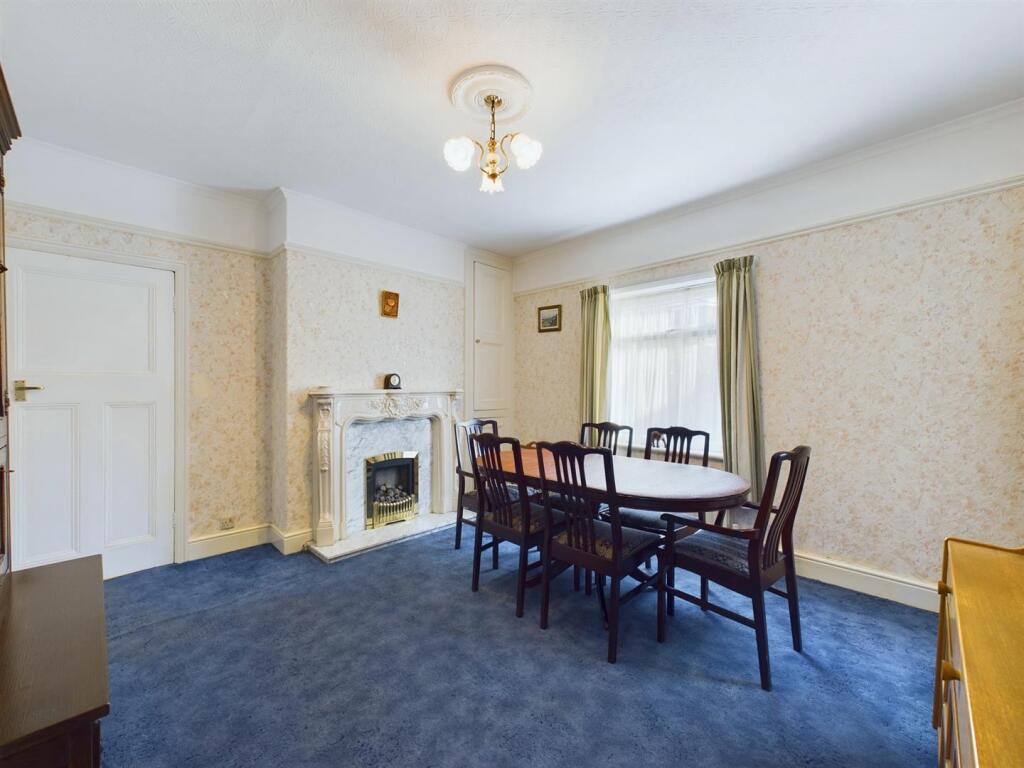 Dining room: