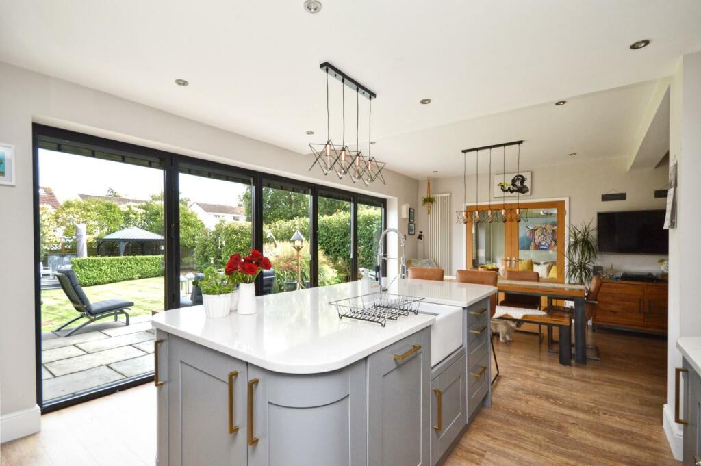 Open Plan L-Shaped Kitchen/Dining/Family Room