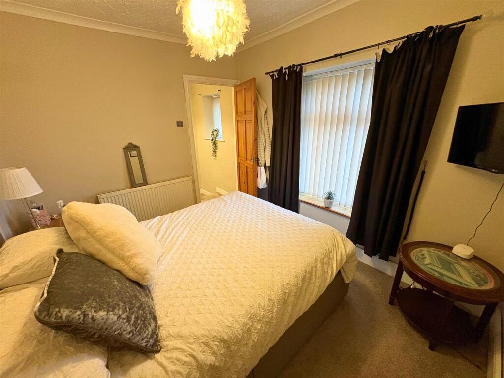 Bedroom 1c (edit).jpg