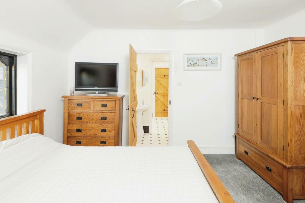 bedroom 1.2.jpg