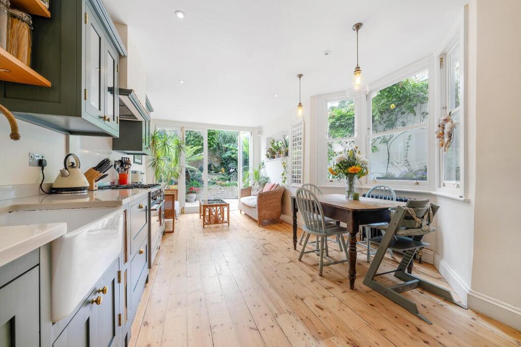 Kitchen (2).JPG