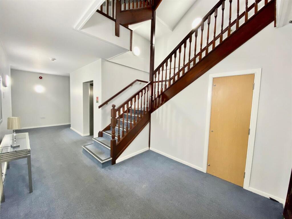 COMMUNAL ENTRANCE HALL
