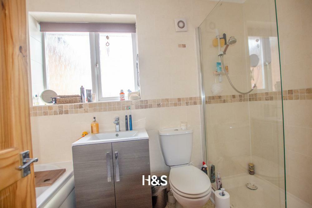 50chamberlainroad bathroom.jpg