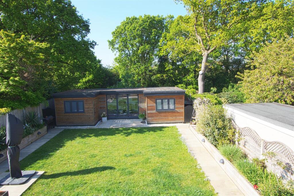 GARDEN ROOM 1.jpg
