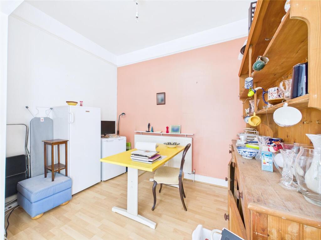 6 - LARGE HOUSE WITH ATTACHED 3- BED ANNEX THORNBU